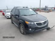 ✅ 2013 Kia Sorento LX • VIN: 5XYKT4A65DG323924 • Лот: 43502548. Опубликован ранее на IAAI с пробегом 172 709 миль. Бесплатный доступ к архиву аукционных продаж из США и подробный отчёт об истории автомобиля на DreamBid. Изображение 1.