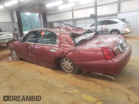 ✅ 1999 Lincoln Town Car Signature • VIN: 1LNHM82W0XY646542 • Lot: 68387395. Listed on Copart with 157,949 mi. Free auction sales archive from the USA and detailed vehicle history report at DreamBid. Image 2.