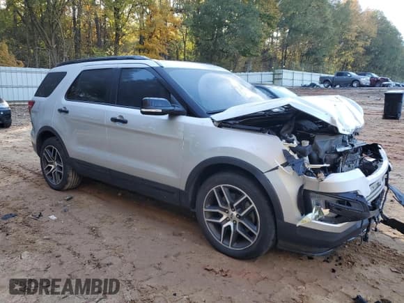 ✅ 2017 Ford Explorer Sport • VIN: 1FM5K8GT5HGC29030 • Lot: 90875295. Wystawiony na Copart z przebiegiem 99 774 mil. Bezpłatny archiwum sprzedaży aukcyjnych z USA i szczegółowy raport historii pojazdu na DreamBid. Zdjęcie 4.