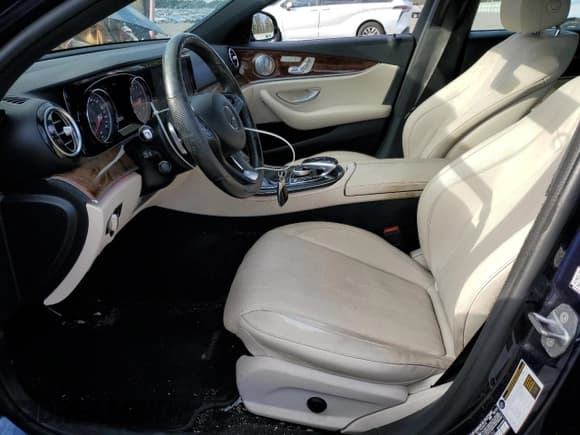 ✅ 2017 Mercedes-Benz E 300 Luxury • VIN: WDDZF4KB4HA198752 • Lot: 84261385. Wystawiony na Copart z przebiegiem 93 930 mil. Bezpłatny archiwum sprzedaży aukcyjnych z USA i szczegółowy raport historii pojazdu na DreamBid. Zdjęcie 7.