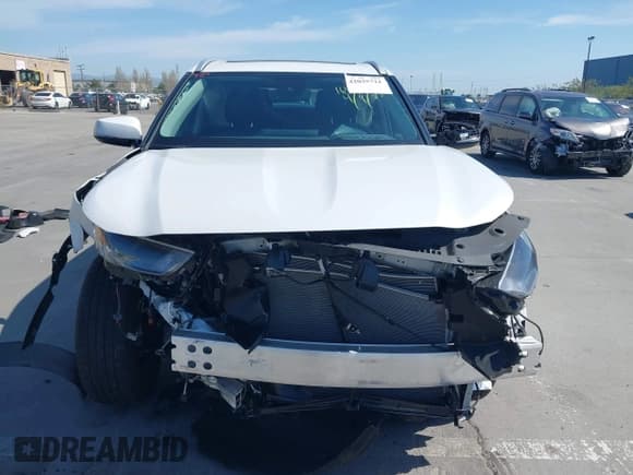 ✅ 2024 Toyota Highlander LE • VIN: 5TDKDRBH7RS547443 • Lot: 42035721. Listed on IAAI with 9,567 mi. Free auction sales archive from the USA and detailed vehicle history report at DreamBid. Image 12.