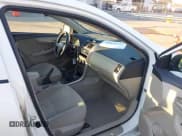 ✅ 2012 Toyota Corolla L • VIN: 2T1BU4EE9CC870056 • Lot: 43628181. Wystawiony na IAAI z przebiegiem 174 732 mil. Bezpłatny archiwum sprzedaży aukcyjnych z USA i szczegółowy raport historii pojazdu na DreamBid. Zdjęcie 5.