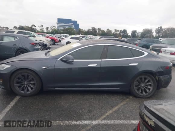 ✅ 2018 Tesla Model S 75D • VIN: 5YJSA1E27JF282680 • Lot: 43715772. Listed on IAAI with 110,434 mi. Free auction sales archive from the USA and detailed vehicle history report at DreamBid. Image 14.