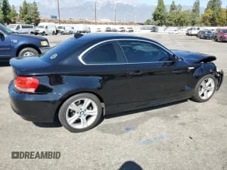 ✅ 2013 BMW 1 Series 128i • VIN: WBAUP9C56DVS95393 • Lot: 77989924. Wystawiony na Copart z przebiegiem 51 221 mil. Bezpłatny archiwum sprzedaży aukcyjnych z USA i szczegółowy raport historii pojazdu na DreamBid. Zdjęcie 3.