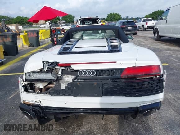 ✅ 2022 Audi R8 • VIN: WUACECFX5N7901001 • Lot: 40445216. Wystawiony na IAAI z przebiegiem 17 111 mil. Bezpłatny archiwum sprzedaży aukcyjnych z USA i szczegółowy raport historii pojazdu na DreamBid. Zdjęcie 16.