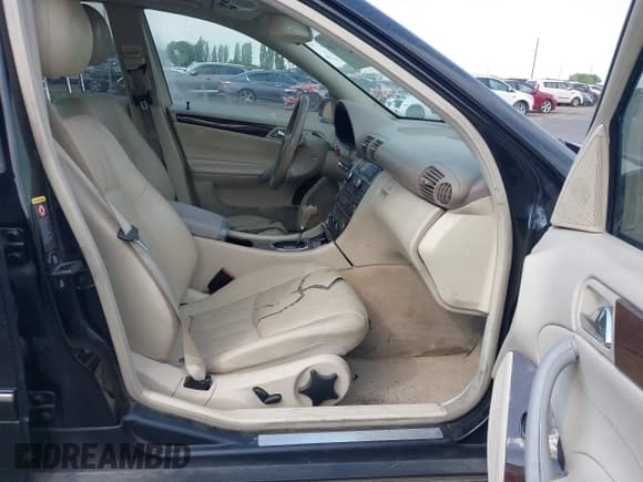 ✅ 2005 Mercedes-Benz C 240 • VIN: WDBRF81JX5F637217 • Lot: 42534245. Wystawiony na IAAI z przebiegiem 224 193 mil. Bezpłatny archiwum sprzedaży aukcyjnych z USA i szczegółowy raport historii pojazdu na DreamBid. Zdjęcie 5.