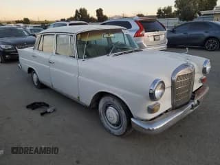 ✅ 1966 Mercedes-Benz 230 • VIN: 11001110007945 • Лот: 88349655. Опубликован ранее на Copart с пробегом 93 352 миль. Бесплатный доступ к архиву аукционных продаж из США и подробный отчёт об истории автомобиля на DreamBid. Изображение 4.