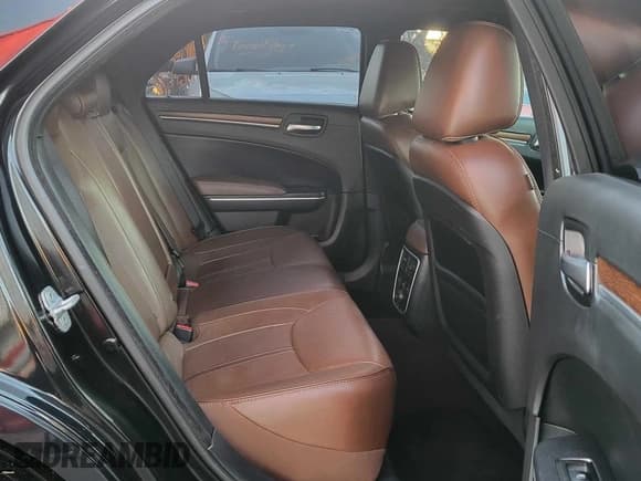 ✅ 2014 Chrysler 300 C John Varvatos Limited Edition • VIN: 2C3CCAJT7EH125524 • Лот: 86720364. Опубликован ранее на Copart с пробегом 80 467 миль. Бесплатный доступ к архиву аукционных продаж из США и подробный отчёт об истории автомобиля на DreamBid. Изображение 6.