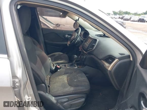 ✅ 2016 Jeep Cherokee Latitude • VIN: 1C4PJLCS5GW287269 • Lot: 42844019. Wystawiony na IAAI z przebiegiem 186 468 mil. Bezpłatny archiwum sprzedaży aukcyjnych z USA i szczegółowy raport historii pojazdu na DreamBid. Zdjęcie 5.