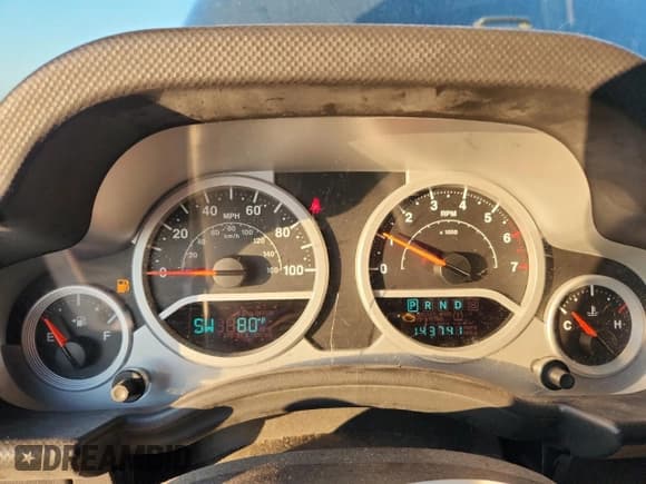 ✅ 2008 Jeep Wrangler Sahara • VIN: 1J8FA54158L589606 • Лот: 82117285. Опубликован ранее на Copart с пробегом 143 741 миль. Бесплатный доступ к архиву аукционных продаж из США и подробный отчёт об истории автомобиля на DreamBid. Изображение 9.