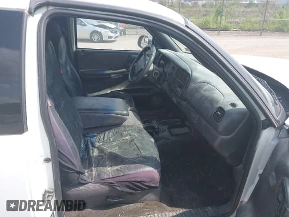 ✅ 1998 Dodge Dakota SLT • VIN: 1B7GG22X5WS560609 • Lot: 42146071. Wystawiony na IAAI z przebiegiem Nie podano. Bezpłatny archiwum sprzedaży aukcyjnych z USA i szczegółowy raport historii pojazdu na DreamBid. Zdjęcie 5.