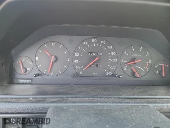 ✅ 1994 Volvo 900 • VIN: YV1JS8701R3182364 • Lot: 67537115. Listed on Copart with 225,066 mi. Free auction sales archive from the USA and detailed vehicle history report at DreamBid. Image 8.