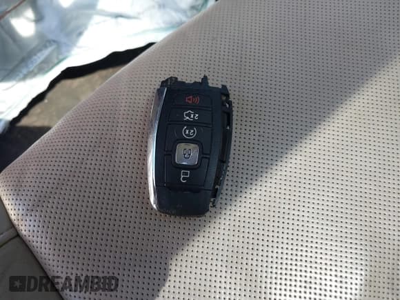 ✅ 2019 Lincoln MKC Reserve • VIN: 5LMCJ3D93KUL53163 • Lot: 42097105. Wystawiony na IAAI z przebiegiem 71 066 mil. Bezpłatny archiwum sprzedaży aukcyjnych z USA i szczegółowy raport historii pojazdu na DreamBid. Zdjęcie 11.