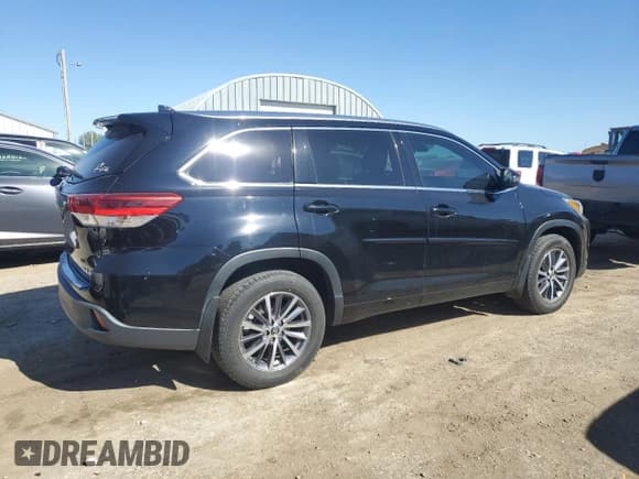 ✅ 2017 Toyota Highlander XLE • VIN: 5TDJZRFH2HS521841 • Lot: 87200555. Wystawiony na Copart z przebiegiem 86 849 mil. Bezpłatny archiwum sprzedaży aukcyjnych z USA i szczegółowy raport historii pojazdu na DreamBid. Zdjęcie 3.