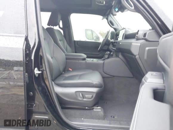 ✅ 2024 Toyota Land Cruiser • VIN: JTEABFAJ0RK006158 • Lot: 43544823. Wystawiony na IAAI z przebiegiem 30 220 mil. Bezpłatny archiwum sprzedaży aukcyjnych z USA i szczegółowy raport historii pojazdu na DreamBid. Zdjęcie 5.