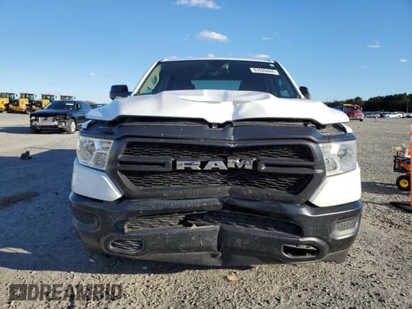 ✅ 2020 Ram 1500 Tradesman • VIN: 1C6SRFNT9LN421718 • Lot: 81620444. Wystawiony na Copart z przebiegiem 38 419 mil. Bezpłatny archiwum sprzedaży aukcyjnych z USA i szczegółowy raport historii pojazdu na DreamBid. Zdjęcie 5.