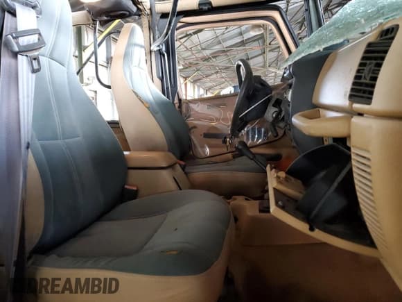 ✅ 1998 Jeep Wrangler Sahara • VIN: 1J4FY49S6WP749300 • Lot: 42442345. Wystawiony na Copart z przebiegiem 144 862 mil. Bezpłatny archiwum sprzedaży aukcyjnych z USA i szczegółowy raport historii pojazdu na DreamBid. Zdjęcie 7.