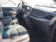 ✅ 2015 Toyota Sienna SE • VIN: 5TDXK3DC0FS688599 • Lot: 43022570. Wystawiony na IAAI z przebiegiem 169 079 mil. Bezpłatny archiwum sprzedaży aukcyjnych z USA i szczegółowy raport historii pojazdu na DreamBid. Zdjęcie 5.