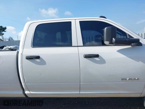 ✅ 2019 Ram 2500 Tradesman • VIN: 3C6UR5HL5KG581603 • Lot: 42600028. Wystawiony na IAAI z przebiegiem 215 707 mil. Bezpłatny archiwum sprzedaży aukcyjnych z USA i szczegółowy raport historii pojazdu na DreamBid. Zdjęcie 14.