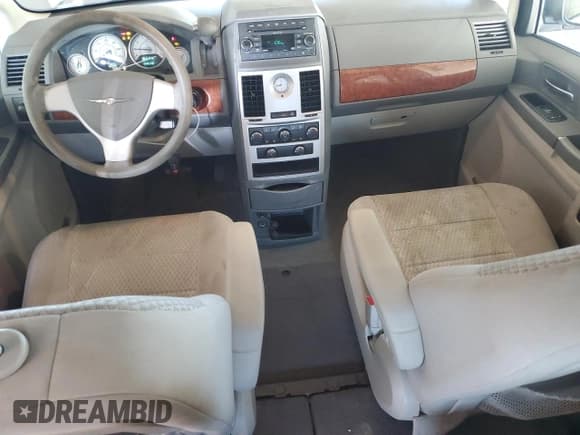 ✅ 2009 Chrysler Town & Country LX • VIN: 2A8HR44E99R527312 • Lot: 71852875. Listed on Copart with 180,975 mi. Free auction sales archive from the USA and detailed vehicle history report at DreamBid. Image 8.