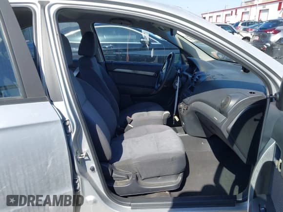 ✅ 2009 Chevrolet Aveo 1LT • VIN: KL1TD56E49B362553 • Lot: 43525304. Wystawiony na IAAI z przebiegiem 141 769 mil. Bezpłatny archiwum sprzedaży aukcyjnych z USA i szczegółowy raport historii pojazdu na DreamBid. Zdjęcie 5.