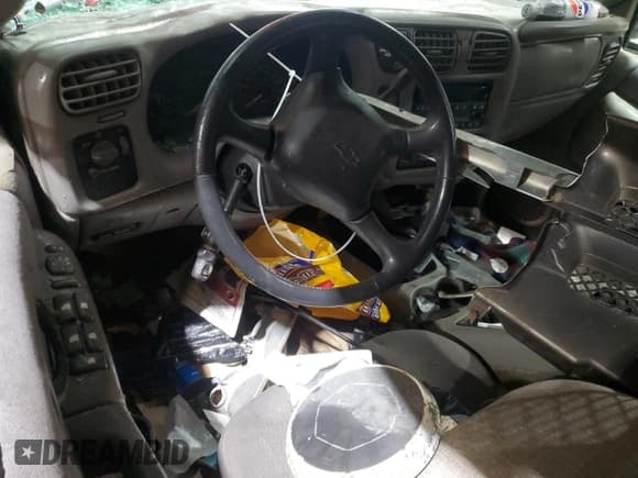 ✅ 2004 Chevrolet Blazer LS • VIN: 1GNDT13X74K139714 • Lot: 45634765. Wystawiony na Copart z przebiegiem Nie podano. Bezpłatny archiwum sprzedaży aukcyjnych z USA i szczegółowy raport historii pojazdu na DreamBid. Zdjęcie 8.