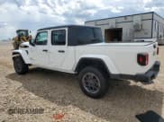 ✅ 2023 Jeep Gladiator Overland • VIN: 1C6HJTFG5PL551160 • Lot: 60584675. Wystawiony na Copart z przebiegiem 43 905 mil. Bezpłatny archiwum sprzedaży aukcyjnych z USA i szczegółowy raport historii pojazdu na DreamBid. Zdjęcie 2.