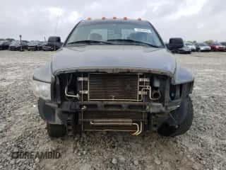 2005 Dodge 3500 SLT z VIN 3D7LR38C15G731743, wystawiony jako Copart lot #50933835 z przebiegiem 232 036 mil mil oraz Szkoda całkowita • Salvage title. Historia ofert i sprzedaży dostępna na DreamBid. Obrazek 5.