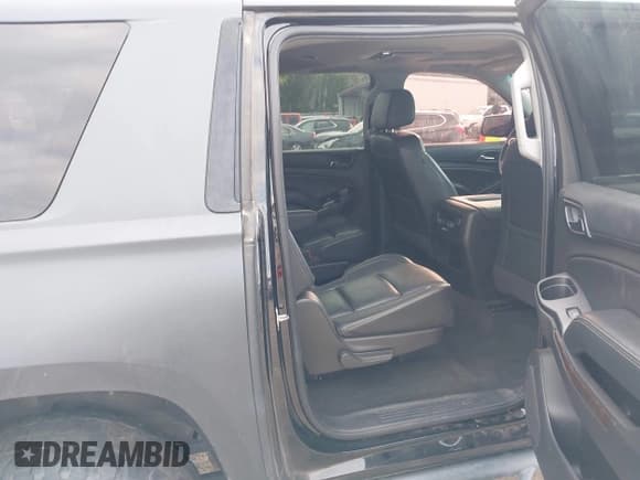 ✅ 2016 Chevrolet Suburban LT • VIN: 1GNSKHKC9GR317622 • Lot: 43579400. Wystawiony na IAAI z przebiegiem 92 808 mil. Bezpłatny archiwum sprzedaży aukcyjnych z USA i szczegółowy raport historii pojazdu na DreamBid. Zdjęcie 8.