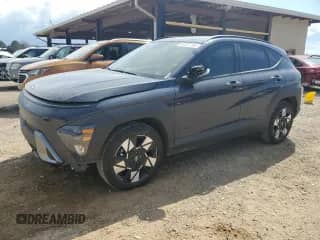 ✅ 2025 Hyundai Kona SEL • VIN: KM8HB3AB9SU211414 • Лот: 48391155. Опубликован ранее на Copart с пробегом 9 928 миль. Бесплатный доступ к архиву аукционных продаж из США и подробный отчёт об истории автомобиля на DreamBid. Изображение 1.