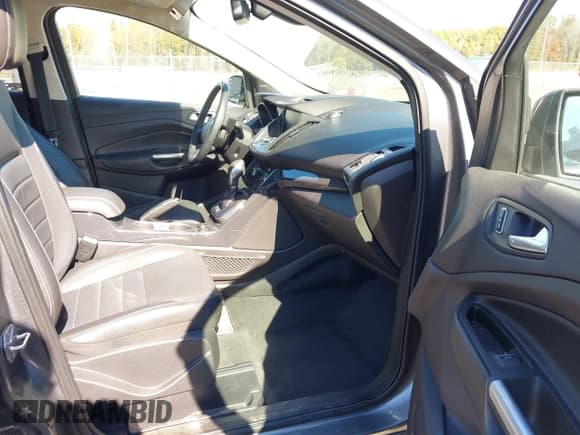 ✅ 2014 Ford Escape Titanium • VIN: 1FMCU0J92EUE55006 • Lot: 43559574. Wystawiony na IAAI z przebiegiem 98 269 mil. Bezpłatny archiwum sprzedaży aukcyjnych z USA i szczegółowy raport historii pojazdu na DreamBid. Zdjęcie 5.