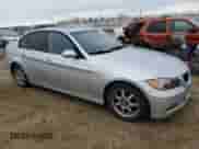 2006 BMW 3 Series z VIN WBAVB53506KW28882, wystawiony jako Copart lot #90470905 z przebiegiem 240 656 mil mil oraz Czysty tytuł • Clean title. Historia ofert i sprzedaży dostępna na DreamBid. Obrazek 4.