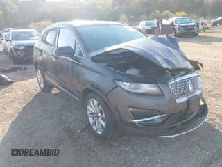 ✅ 2019 Lincoln MKC Select • VIN: 5LMCJ2D90KUL37495 • Lot: 43445484. Wystawiony na IAAI z przebiegiem 52 987 mil. Bezpłatny archiwum sprzedaży aukcyjnych z USA i szczegółowy raport historii pojazdu na DreamBid. Zdjęcie 1.