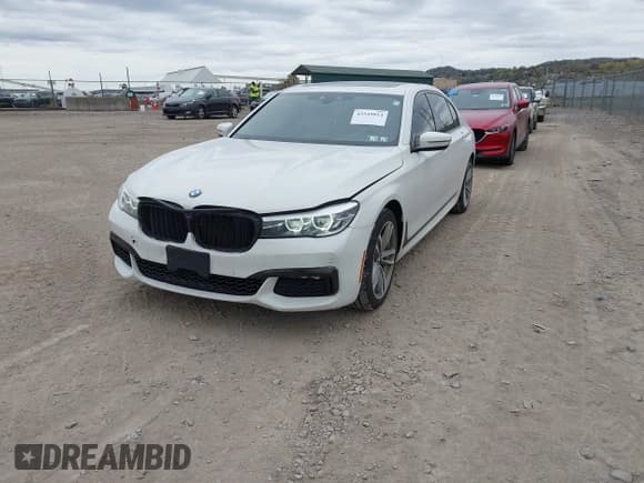 ✅ 2019 BMW 7 Series 740i xDrive • VIN: WBA7E4C56KGV28504 • Lot: 43549814. Wystawiony na IAAI z przebiegiem 127 615 mil. Bezpłatny archiwum sprzedaży aukcyjnych z USA i szczegółowy raport historii pojazdu na DreamBid. Zdjęcie 17.