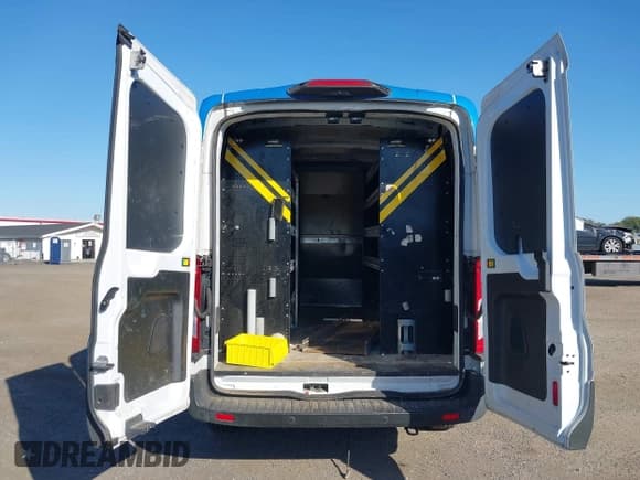 ✅ 2019 Ford Transit • VIN: 1FTYR2CM4KKB17963 • Lot: 43363538. Wystawiony na IAAI z przebiegiem 93 638 mil. Bezpłatny archiwum sprzedaży aukcyjnych z USA i szczegółowy raport historii pojazdu na DreamBid. Zdjęcie 17.