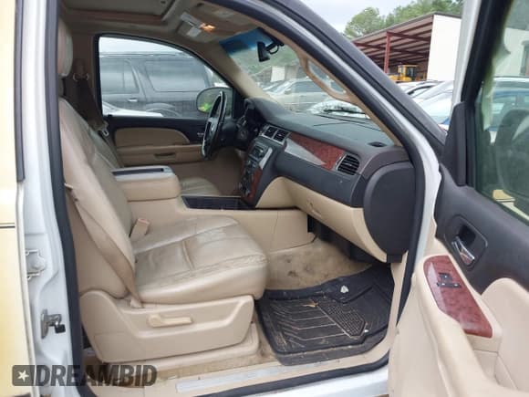 ✅ 2007 Chevrolet Suburban LT • VIN: 1GNFC16J97J228646 • Lot: 43503917. Wystawiony na IAAI z przebiegiem 247 877 mil. Bezpłatny archiwum sprzedaży aukcyjnych z USA i szczegółowy raport historii pojazdu na DreamBid. Zdjęcie 5.