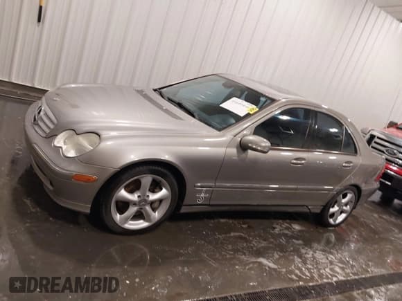 ✅ 2004 Mercedes-Benz C 230 Kompressor • VIN: WDBRF40J04A581570 • Lot: 41649446. Wystawiony na IAAI z przebiegiem 151 117 mil. Bezpłatny archiwum sprzedaży aukcyjnych z USA i szczegółowy raport historii pojazdu na DreamBid. Zdjęcie 14.