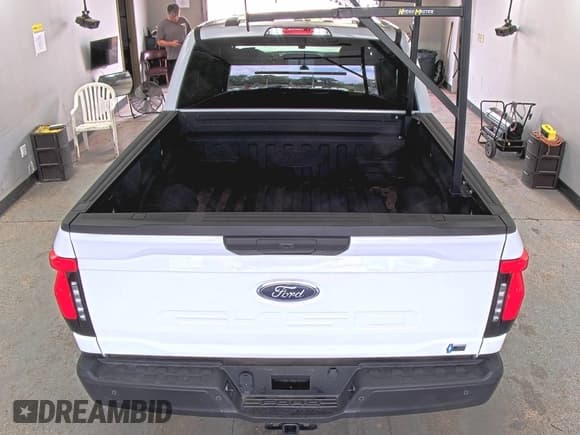✅ 2022 Ford F-150 Lightning Pro • VIN: 1FTVW1EL5NWG11725 • Lot: 42882738. Wystawiony na IAAI z przebiegiem 5 044 mil. Bezpłatny archiwum sprzedaży aukcyjnych z USA i szczegółowy raport historii pojazdu na DreamBid. Zdjęcie 1.