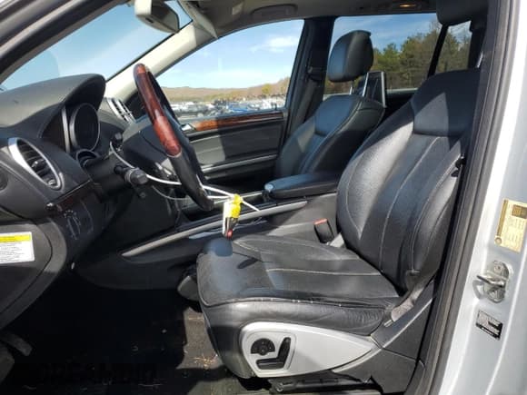 ✅ 2010 Mercedes-Benz GL 550 • VIN: 4JGBF8GEXAA604203 • Lot: 49396505. Wystawiony na Copart z przebiegiem 133 785 mil. Bezpłatny archiwum sprzedaży aukcyjnych z USA i szczegółowy raport historii pojazdu na DreamBid. Zdjęcie 7.