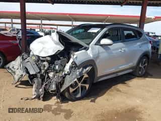 2018 Hyundai Tucson Value z VIN KM8J33A21JU817240, wystawiony jako IAAI lot #43257404 z przebiegiem 81 892 mil mil oraz . Historia ofert i sprzedaży dostępna na DreamBid. Obrazek 2.