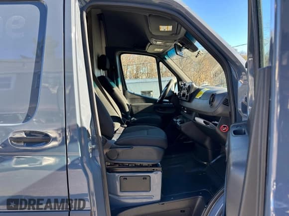 ✅ 2019 Mercedes-Benz Sprinter Cargo • VIN: WD4PF0CD6KP045830 • Lot: 93689265. Wystawiony na Copart z przebiegiem 73 430 mil. Bezpłatny archiwum sprzedaży aukcyjnych z USA i szczegółowy raport historii pojazdu na DreamBid. Zdjęcie 5.