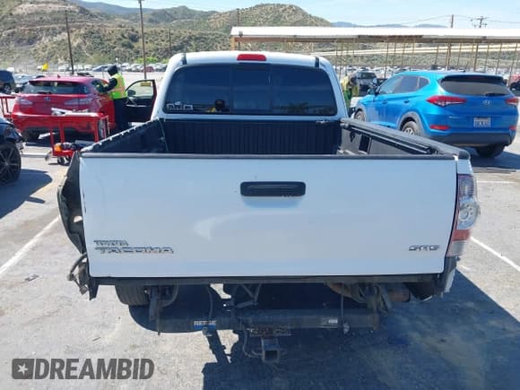 ✅ 2011 Toyota Tacoma • VIN: 5TFTX4CN4BX002786 • Lot: 42077964. Listed on IAAI with 204,824 mi. Free auction sales archive from the USA and detailed vehicle history report at DreamBid. Image 17.