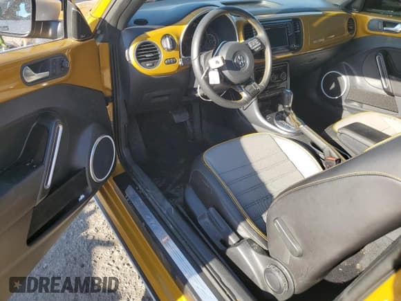 ✅ 2018 Volkswagen Beetle Dune • VIN: 3VWSD7AT6JM703211 • Lot: 70434054. Wystawiony na Copart z przebiegiem Nie podano. Bezpłatny archiwum sprzedaży aukcyjnych z USA i szczegółowy raport historii pojazdu na DreamBid. Zdjęcie 8.