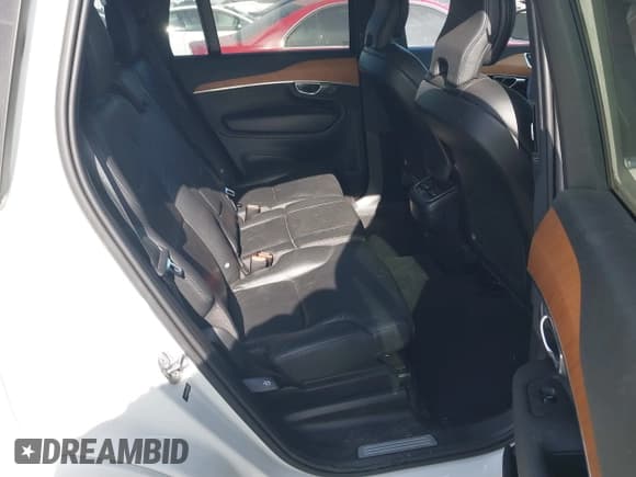 ✅ 2022 Volvo XC90 Momentum • VIN: YV4102PK1N1837720 • Lot: 41412599. Wystawiony na IAAI z przebiegiem 17 325 mil. Bezpłatny archiwum sprzedaży aukcyjnych z USA i szczegółowy raport historii pojazdu na DreamBid. Zdjęcie 8.