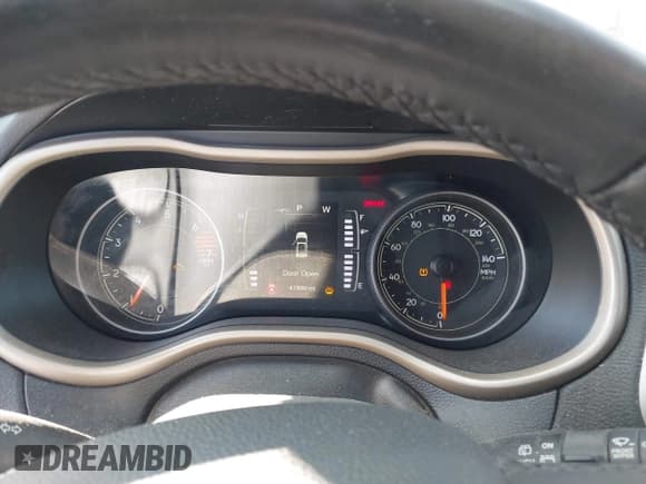 ✅ 2018 Jeep Cherokee Latitude • VIN: 1C4PJMCB5JD575754 • Lot: 43616882. Wystawiony na IAAI z przebiegiem 47 899 mil. Bezpłatny archiwum sprzedaży aukcyjnych z USA i szczegółowy raport historii pojazdu na DreamBid. Zdjęcie 7.