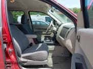 ✅ 2009 Ford Escape XLS • VIN: 1FMCU02799KA20370 • Lot: 42811109. Wystawiony na IAAI z przebiegiem 195 451 mil. Bezpłatny archiwum sprzedaży aukcyjnych z USA i szczegółowy raport historii pojazdu na DreamBid. Zdjęcie 5.