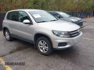 2013 Volkswagen Tiguan S с VIN WVGAV7AX2DW555184, выставлен на аукционе IAAI как лот 43400755 с пробегом 136 358 миль миль и . История ставок и продаж доступна на DreamBid. Изображение 1.