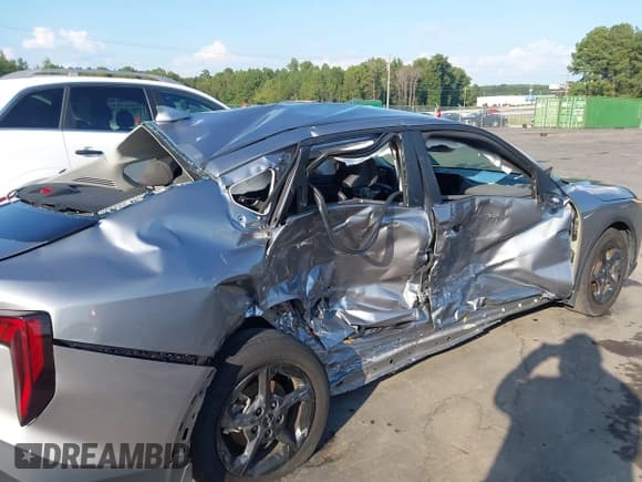 ✅ 2025 Kia K4 LXS • VIN: 3KPFT4DE0SE035761 • Lot: 43266565. Wystawiony na IAAI z przebiegiem 20 629 mil. Bezpłatny archiwum sprzedaży aukcyjnych z USA i szczegółowy raport historii pojazdu na DreamBid. Zdjęcie 6.