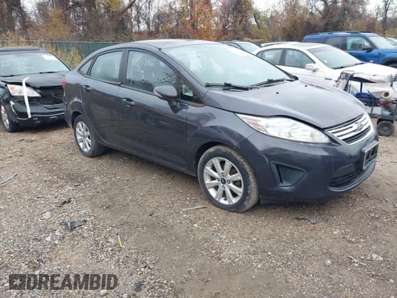 ✅ 2013 Ford Fiesta SE • VIN: 3FADP4BJ4DM136537 • Lot: 43753967. Wystawiony na IAAI z przebiegiem 90 623 mil. Bezpłatny archiwum sprzedaży aukcyjnych z USA i szczegółowy raport historii pojazdu na DreamBid. Zdjęcie 1.