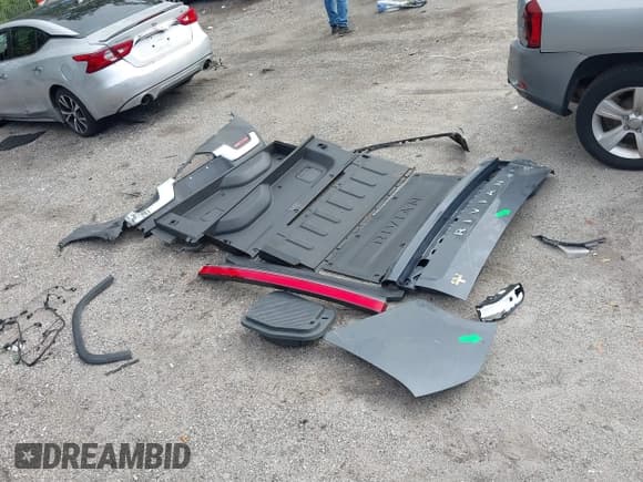 ✅ 2022 Rivian R1T Launch Edition • VIN: 7FCTGAAL9NN004060 • Lot: 41637884. Wystawiony na IAAI z przebiegiem 40 268 mil. Bezpłatny archiwum sprzedaży aukcyjnych z USA i szczegółowy raport historii pojazdu na DreamBid. Zdjęcie 12.